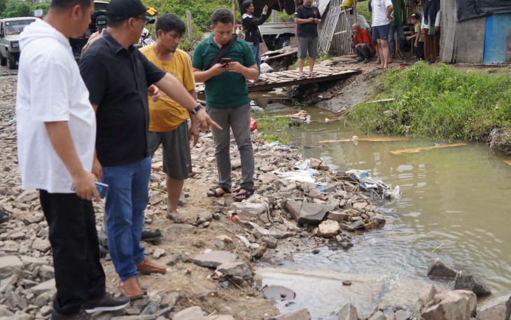 Wali Kota Cilegon Helldy Agustian saat Tinjau Lokasi Banjir di Kawasan Industri PT. Lotte Chemical, Kecamatan Grogol, Minggu 4 Februari 2024.