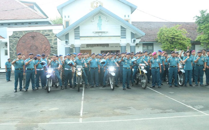 Danlanal Tegal Serahkan Sepeda Motor Trail dari Kemenhan RI