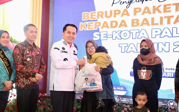 Penjabat (Pj) Gubernur Sumatera Selatan (Sumsel) Agus Fatoni membagikan bantuan sosial (bansos) yang diperuntukkan bagi anak stunting se-Kota Palembang. Penyerahan bansos dilakukan di halaman Rumah Dinas Walikota Palembang, Sumatera Selatan, Jumat (26/1/2024)