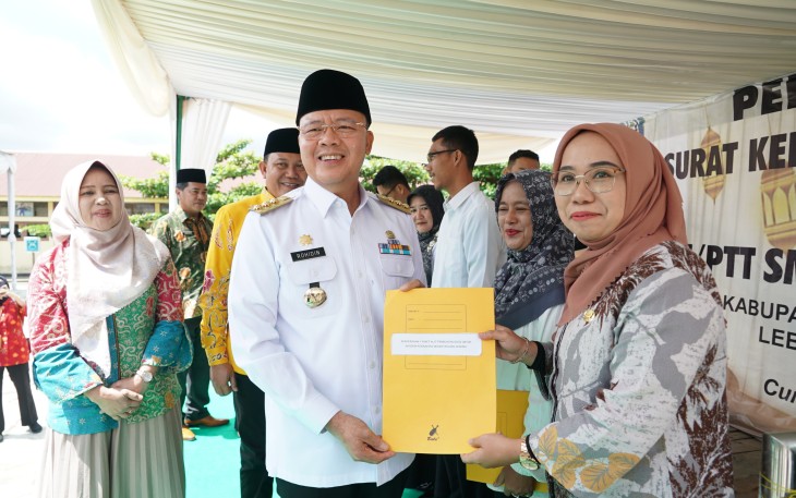 Gubernur Bengkulu Rohidin Mersyah membagikan SK Gubernur untuk Guru Tidak Tetap (GTT)/Pegawai Tidak Tetap (PTT) tingkat SMA/SMK/dan SLB Negeri yang tersebar di tiga Kabupaten yaitu Rejang Lebong, Lebong dan Kepahiang