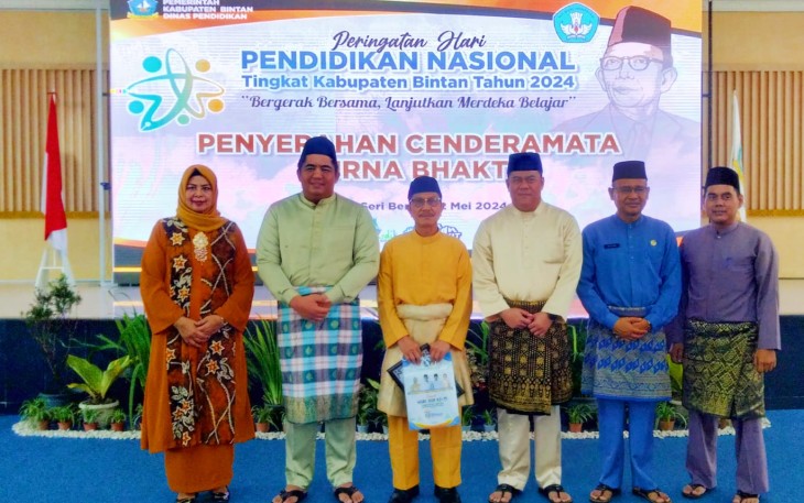 Bupati Bintan Roby Kurniawan SPWK Beri Penghargaan Pada 23  PNS Purna Tugas