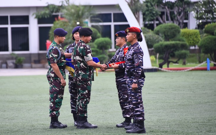 Panglima TNI Sambut Kedatangan KRI dr Radjiman Wedyodiningrat-992 di Dermaga Kolinlamil 