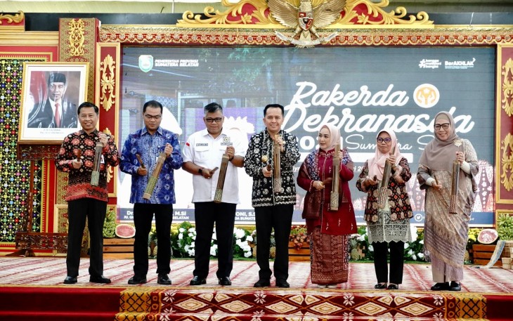 Penjabat (Pj) Gubernur Sumatera Selatan (Sumsel) Agus Fatoni bersama Pj Ketua Dewan Kerajinan Nasional Daerah (Dekranasda) Sumsel Tyas Fatoni membuka Rapat Kerja Daerah (Rakerda) Dekranasda Sumsel Tahun 2024. Kegiatan ini diselenggarakan di Griya Agung, Palembang, Sumatera Selatan, Selasa (16/1/2024)