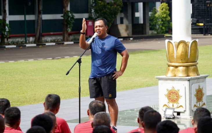 Kepala Staf Kostrad (Kaskostrad) Mayjen TNI Farid Makruf, M.A.,  memberikan pengarahan kepada seluruh Prajurit dan Pegawai Negeri Sipil Markas Kostrad, usai melaksakan olah raga di lapangan Markas Kostrad, Gambir, Jakarta Pusat, Kamis (18/1/2024)
