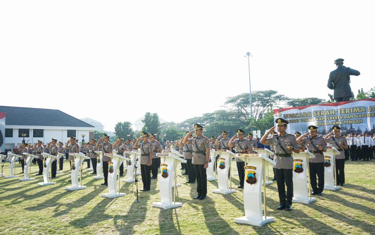 Kapolda Jawa Tengah Irjen Pol Ahmad Luthfi  Sertijab 4 PJU dan 15 Kapolres