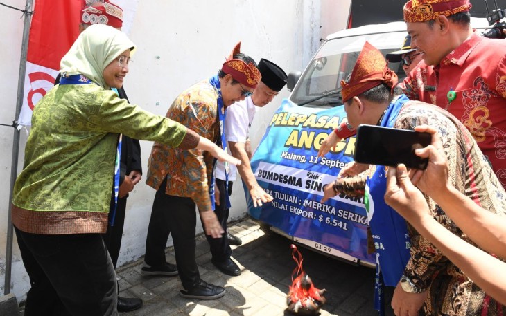Menteri Desa, Pembangunan Daerah Tertinggal dan Transmigrasi (Menteri Desa PDTT) Abdul Halim Iskandar melepas ekspor bunga anggrek di kantor PT Lembaga Keuangan Mikro (LKM) Artha Desa, Kabupaten Malang, Jawa Timur, Rabu (11/9/2024)