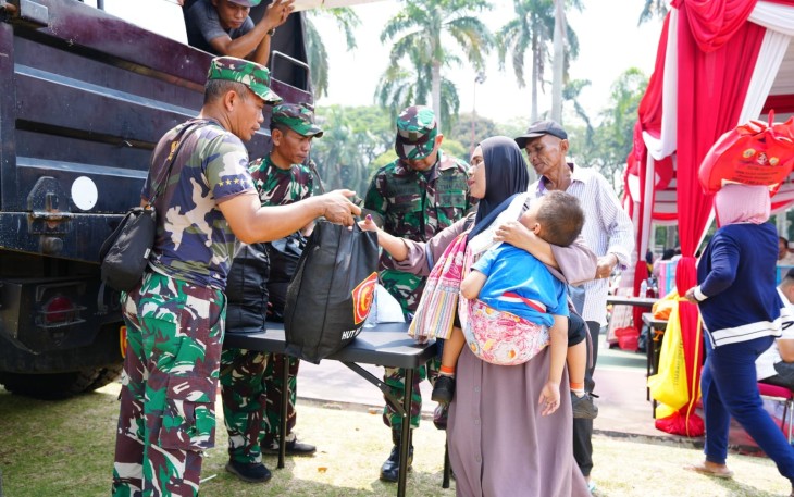 TNI Bagikan Ribuan Paket Sembako Dalam Bakti Sosial HUT Ke-79