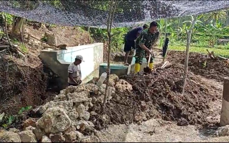 Wujud Kepedulian,Babinsa Koramil 0801/09 Sudimoro Bantu Penaggulangan dan Perbaikan Saluran Irigasi