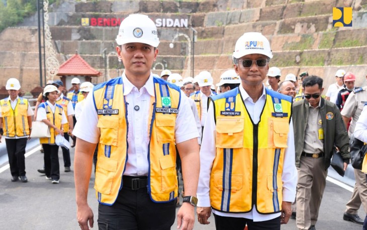 Menteri Pekerjaan Umum (PU) Dody Hanggodo mendampingi Menteri Koordinator (Menko) Bidang Infrastruktur dan Pembangunan Kewilayahan Agus Harimurti Yudhoyono (AHY) meninjau pembangunan Bendungan Sidan, yang berada di Kabupaten Badung, Bangli, dan Gianyar, Bali, Senin (11/11/2024).
