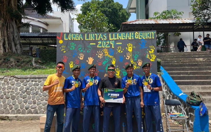 Tim Lari Beregu Tri Dharma Sabet Juara Pertama Lari Lintas Lembah Beregu 8K UNPAD 2024