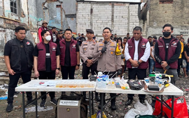 Polres Metro Jakarta Barat melalui Satuan Reserse Narkoba kembali melakukan aksi penggerebekan di kampung narkoba yang dikenal dengan nama Kampung Boncos, Palmerah, Jakarta Barat, pada Kamis (19/12/2024)