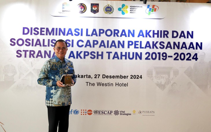 Ditjen Dukcapil Kementerian Dalam Negeri menerima Token of Appreciation selaku Ketua Kelompok Kerja (Pokja) I Stranas AKPSH. Token of Appreciation diserahkan oleh Deputi Bidang Kependudukan dan Ketenagakerjaan Kementerian PPN/Bappenas, Maliki, dan diterima Sesditjen Dukcapil, Hani Syopiar Rustam, di Jakarta, Jumat (27/12/2024)