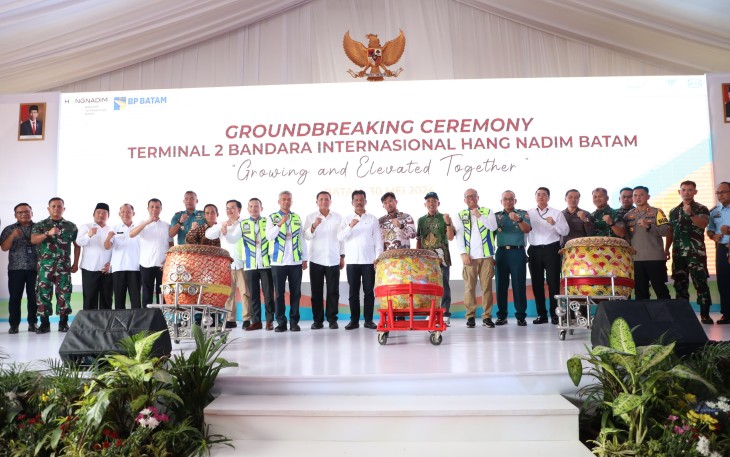 Ketua DPRD Kota Batam Nuryanto SH MH saat ikut melakukan peletakan batu pertama tanda dimulainya pembangunan Terminal II Bandara Internasional Hang Nadim di Batam, Kamis (30/05/2024).