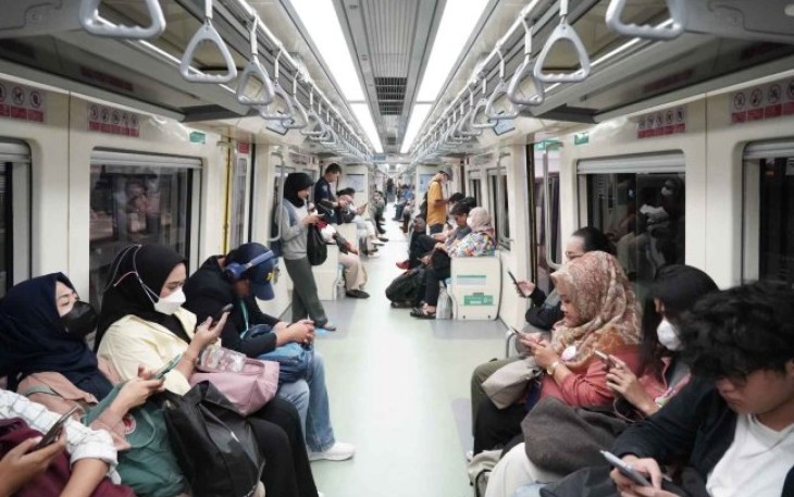 Pengguna LRT Jabodetabek 