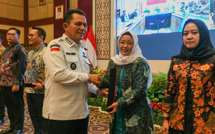 Gubernur Ansar saat Kukuhkan Pengurus FKIJK Kepri dan TPAKD Tiga Wilayah