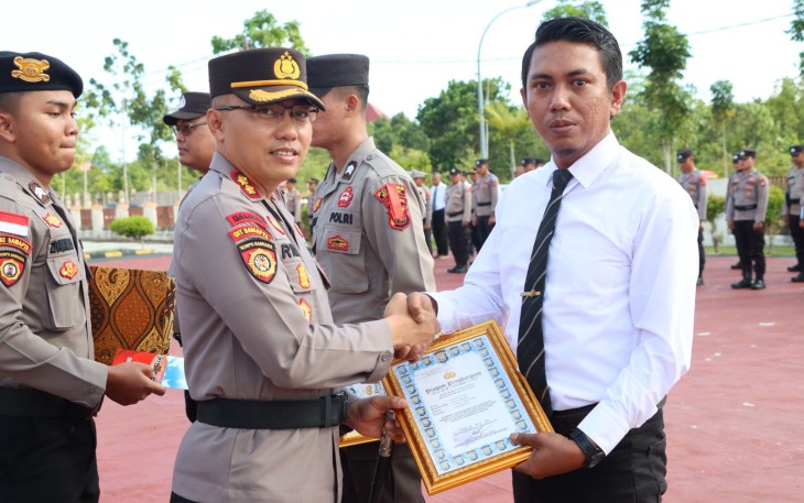 Kapolres Bintan Berikan Penghargaan Kepada 4 Personil Berprestasi