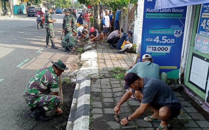 Tiga pilar Banyumas, TNI, Polri, Pemda beserta masyarakat, lakukan kepedulian membantu kesulitan masyarakat sekelilingnya dan peduli kebersihan lingkungan