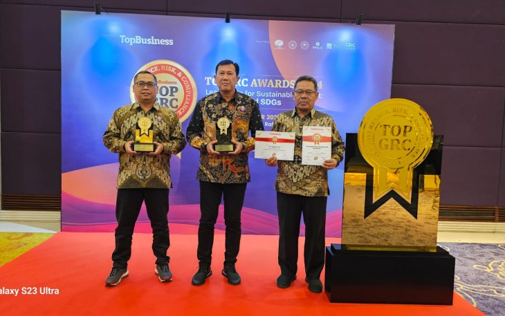 Pimpinan Bank Daerah Karanganyar saat menerima trofi dan piagam penghargaan Top GRC Award 2024, di Raffles Hotel Jakarta, Rabu (11/9/2024). Foto : Istimewa