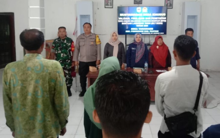 Babinsa Koramil 0801/12 Pringkuku saat Hadiri Musdes Penetapan Calon Penerima Manfaat Program BLT DD
