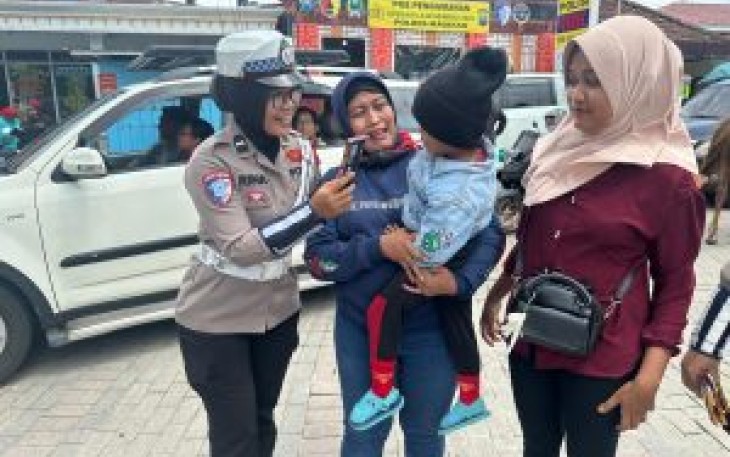 Polres Magetan saat Gelar Patroli dan Berbagi Coklat di Lokasi Wisata Sarangan