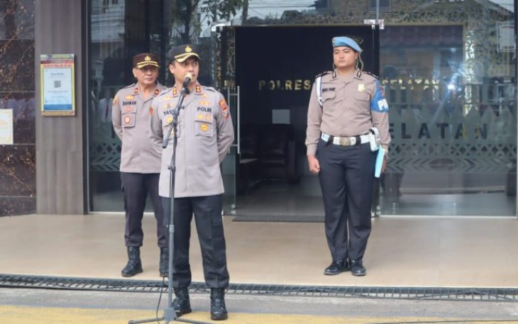 Kapolres Tapanuli Selatan (Tapsel), AKBP Yasir Ahmadi, S.I.K., M.H mengajak seluruh personel polres untuk bersinergi dan bekerja sama secara lebih baik. Hal ini disampaikan dalam Apel Pagi Jam Pimpinan yang digelar pada Senin, (26/2024), di halaman Apel Polres Tapanuli Selatan