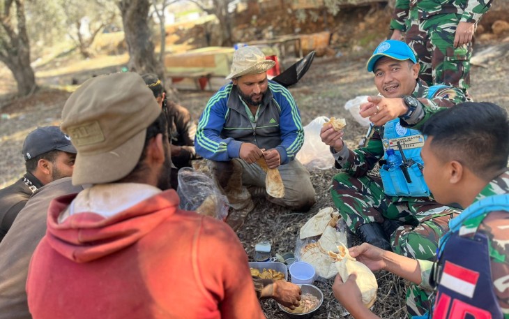 Staf Cimic Satgas Indobat XXIII-R saat Panen Raya Zaitun Bersama Masyarakat Lebanon Selatan.