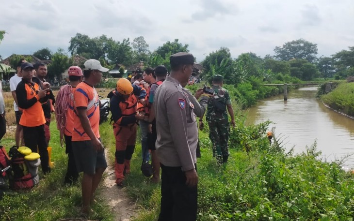 Polri dan Tim SAR gabungan saat melakukan pencarian terhadap jasad Sri Wahyuni (45), yang hanyut tenggelam di aliran anak sungai Bengawan Solo, Dukuh Surobayan Desa Alastuwo Kecamatan Kebakkramat, Senin (1/4/2024)
