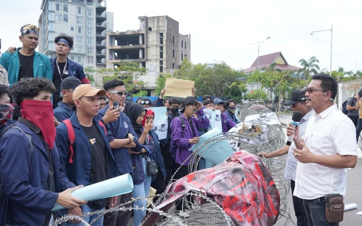 Direktur Pelayanan Terpadu Satu Pintu, Harlas Buana saat menemui puluhan mahasiswa yang menggelar aksi unjuk rasa di gerbang masuk BP Batam, Senin (23/12/2024). 