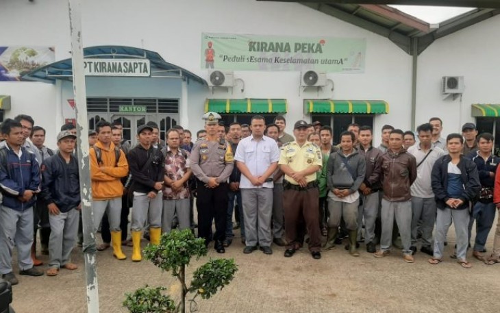 Kasat Lantas Polres Tapanuli Selatan, AKP Danial Saragih, S.H., M.H., melaksanakan sosialisasi keselamatan berlalu lintas di PT. Kirana Sapta, Selasa, (27/02/2024)