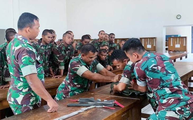 Pelaksanaan lipat parasut para siswa komando.