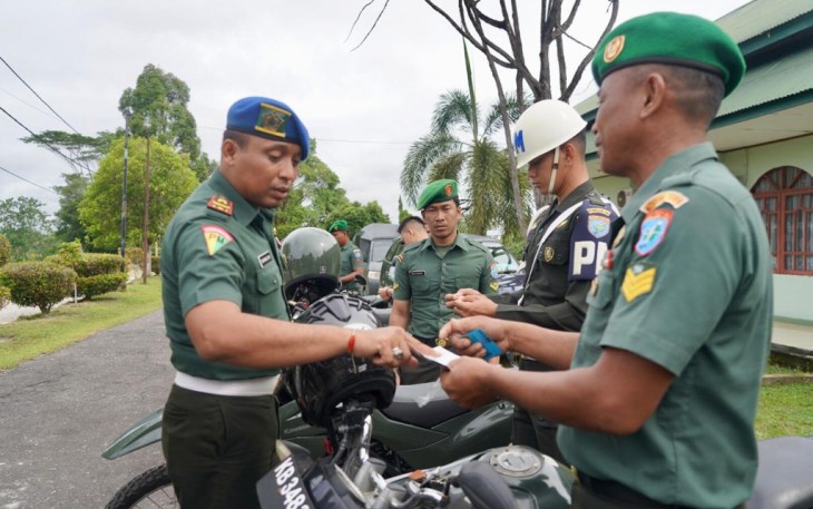  Prajurit Korem 121/Abw mengikuti Sosialisasi Operasi Gaktib dan Yustisi Polisi Militer dengan tema "Waspada Wira Mandau dan Citra Wira Mandau TA. 2024" Di wilayah Korem 121/Abw oleh Denpom XII-I/Sintang, bertempat di Aula Korem 121/Abw, Jl. Pangeran Kuning, Sintang, Kalimantan Barat, Kamis (01/02/2024)
