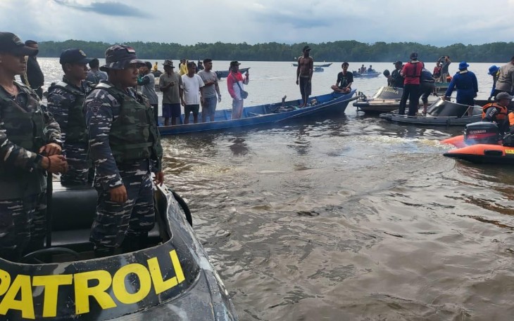 TNI AL Bersama Tim SAR Gabungan saat Evakuasi Korban Terkaman Buaya di Kumai