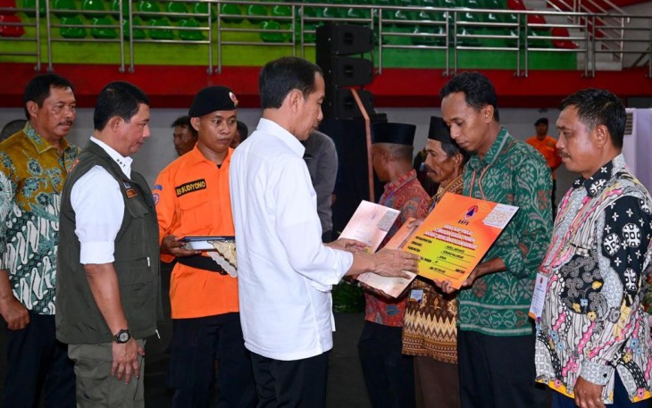 Kepala BNPB saat Dampingi Presiden RI Serahkan Bantuan Stimulan Bagi Petani Gagal Panen