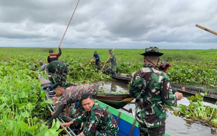 Koramil 1001-09/Amuntai Selatan saat Bersihkan Enceng Gondok