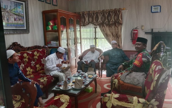 Babinsa Koramil 1002-06/Barabai Kodim 1002/HST melaksanakan Komunikasi Sosial (Komsos) bersama masyarakat tokoh agama di Desa Mandingin  Kecamatan Barabai Kabupaten Hulu Sungai Tengah, dengan tujuan menciptakan kedekatan bersama warga binaan, Sabtu (10/02/2024)