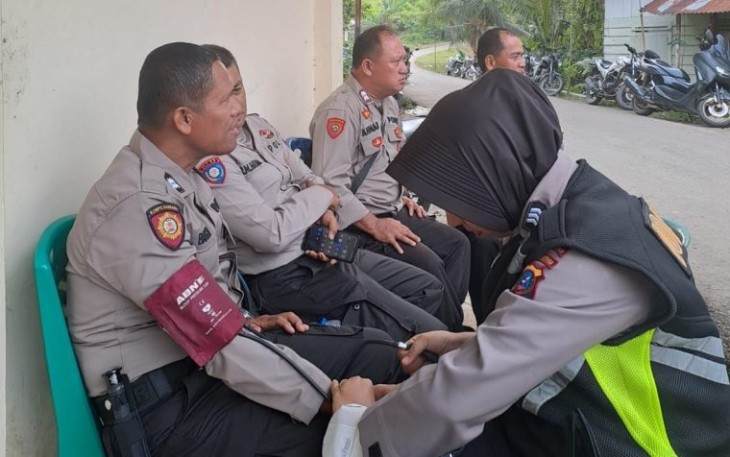 Si Dokkes Polres Tapanuli Selatan (Tapsel) menggelar cek kesehatan terhadap petugas pengamanan (Pam) di Kantor PPK Angkola Selatan, Sabtu (17/2/2024) sore.