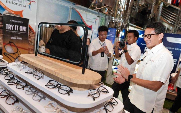 Menparekraf Sandiaga Uno saat meninjau Pekan Kesehatan yang diselenggarakan  di Ruang Satelit Gedung Sapta Pesona, Jakarta, Senin (13/05/2024).