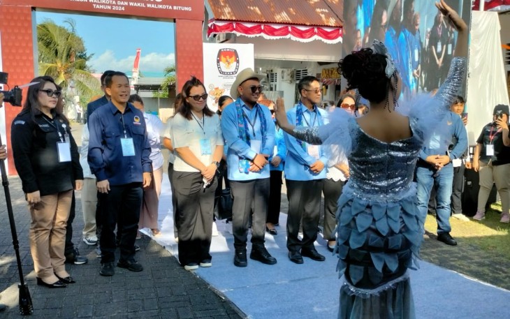 Pasangan Bakal Calon Wali Kota dan Wakil Walikota Bitung, Hengky Honandar dan Randito Maringka saat mendaftar di KPU Bitung