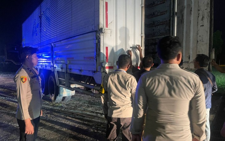 Pengamanan Ketat Atas Kedatangan Serta Penurunan Surat Suara Oleh Polres Oku Timur