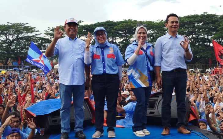 Pasangan Calon (Paslon) Walikota dan Wakil Walikota Padangsidimpuan No.3, Hapendi Harahap - Gempar Nasution, didampingi istri pada Kampanye Akbar yang  dilaksanakan di Stadion HM Nurdin Nasution atau Stadion Naposo, Kamis (21/11/2024)