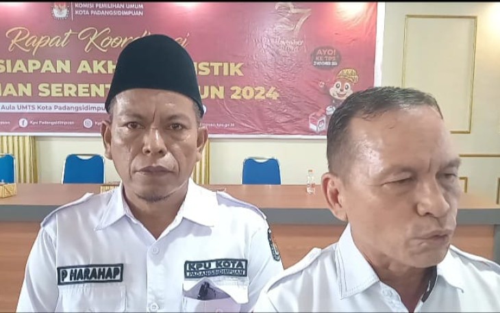 Ketua KPU Padangsidimpuan, Tagor Dumora Lubis, didampingi Komisioner Parlagutan Harahap, Kepala Devisi Sosialisasi Pendidikan Pemilih, Partisipasi Masyarakat dan SDM, saat diwawancarai usai Rakor Pemilihan Serentak 2024, yang berlangsung di Aula Universitas Muhammadiyah Tapanuli Selatan (Tapsel), Senin(25/11/2024).