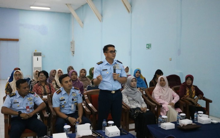 Komandan Depo Pemeliharaan 60 Kolonel Tek Waras Didik Sugiharto, M.Si (Han), bersama Staf, Pengurus PIA Ardhya Garini Cabang 4 Depohar 60, Gabungan Koharmatau, dan Pengurus Pia Ranting dari setiap satuan jajaran Depohar 60