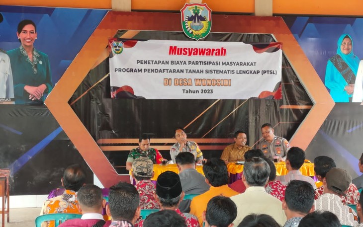 Babinsa Koramil 0801/08 Tulakan Kodim 0801/Pacitan Sertu Agus Widodo mengikuti musyawarah dalam rangka penetapan biaya partisipasi masyarakat melalui program Pendaftaran Tanah Sistematis Lengkap (PTSL)