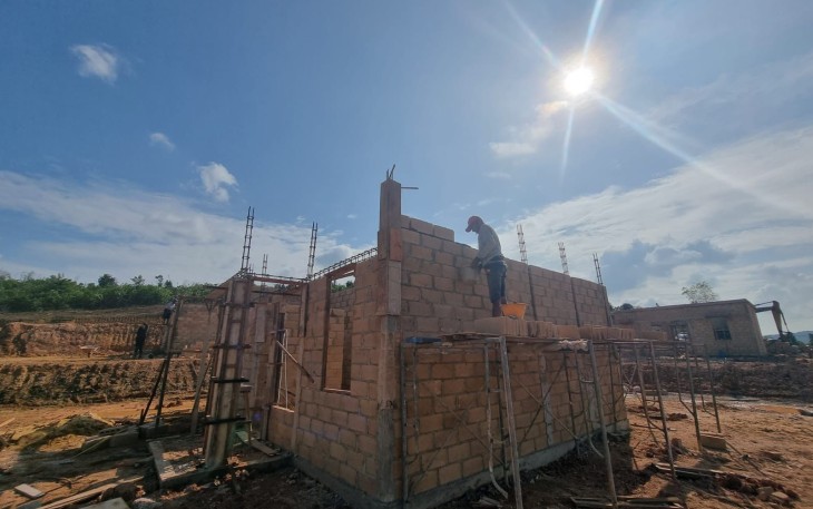 Pembangunan rumah contoh di Tanjung Banon.