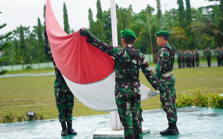 Korem 121/ABW Gelar Upacara Pengibaran Bendera Hari Senin 