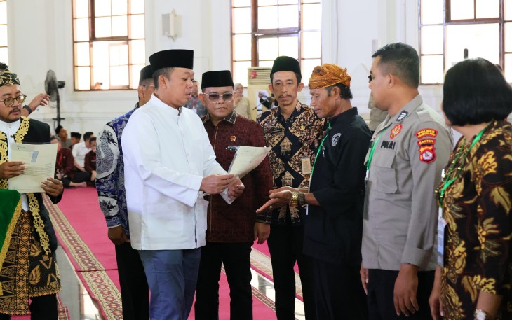 Menteri Nusron saat serahkan sertipikat tanah untuk masyarakat se-Provinsi Banten pada Jumat (20/12/2024). 