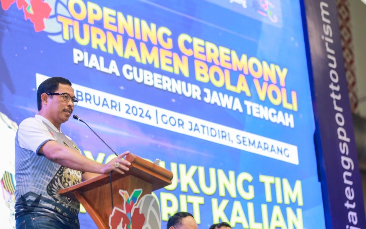 Penjabat Gubernur Jawa Tengah Nana Sudjana saat membuka turnamen voli Piala Gubernur Jateng 2024, Sabtu (3/2/2024). 