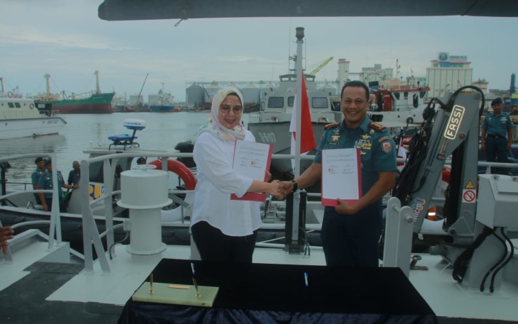 Kepala Balai Besar Pelaksanaan Jalan Nasional (BPJN) Jateng-DIY Ibu Rein Marlia, S.T.M.T., memberikan dukungan alutsista kepada Pangkalan Angkatan Laut (Lanal) Semarang berupa Kapal Rigid Hull Inflatable Boat (RHIB) di Dermaga Kamla Jl. Amorang Tanjung Emas, Semarang Utara, Senin (08/01/2024)