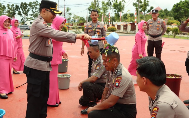 Setelah diresmikan penggunaan pangkat selanjutnya dilakukan tradisi dengan melakukan penyiraman air kembang dengan harapan agar pangkat baru yang terpasang mendapat ridho dari Allah SWT Tuhan Yang Maha Esa sehingga dapat menjalan tugas sesuai dengan fungsinya.