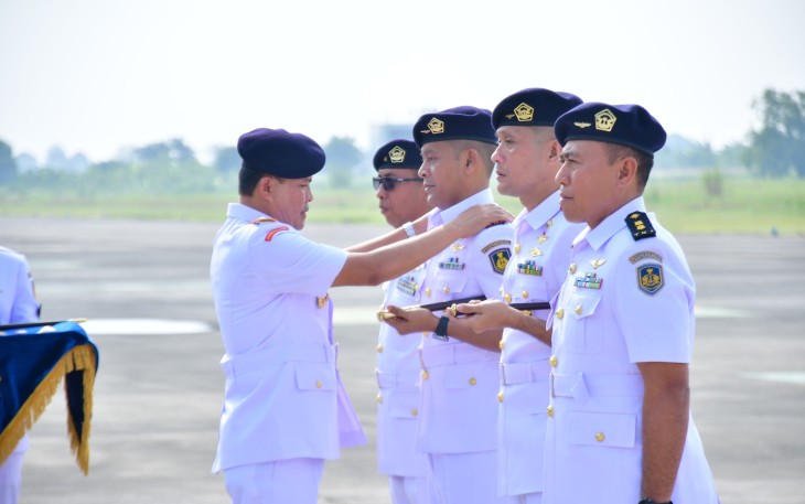 Danpuspenerbal Laksda TNl Sisyani Jaffar memimpin prosesi Serah Terima Jabatan tiga Komandan Satuan dijajarannya yang digelar dengan upacara militer di Apron Shelter Heli Pangkalan Udara TNl Angkatan Laut (Lanudal) Juanda, Jumat (23/2/2024).